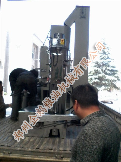 小型榨油機發(fā)貨通知：青?？蛻舻恼ビ蜋C已經(jīng)裝(圖1)