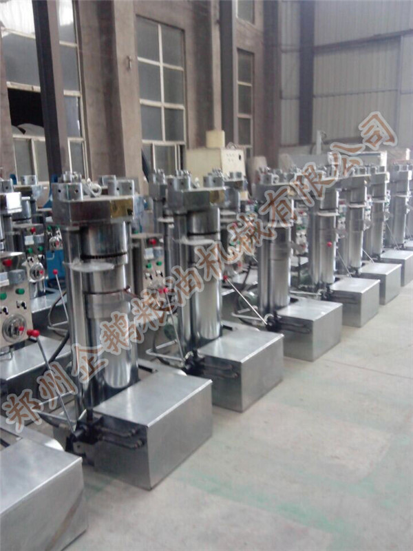 小型榨油機(jī)設(shè)備車(chē)間一覽(圖1)