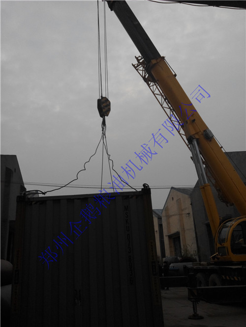 鄭州榨油機(jī)廠設(shè)備出口國外發(fā)貨現(xiàn)場(chǎng)(圖1) 鄭州榨油機(jī)廠設(shè)備出口國外發(fā)貨現(xiàn)場(chǎng)(圖1)