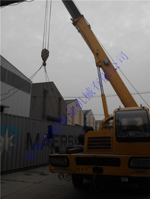 鄭州榨油機(jī)廠設(shè)備出口國外發(fā)貨現(xiàn)場(chǎng)(圖2) 鄭州榨油機(jī)廠設(shè)備出口國外發(fā)貨現(xiàn)場(chǎng)(圖2)