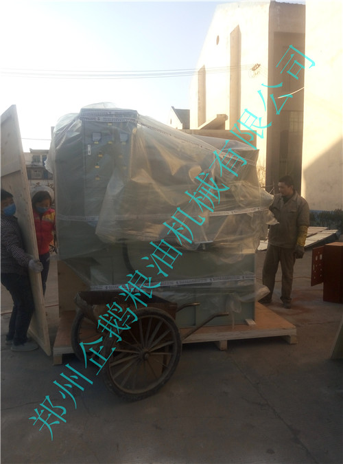 出口100型螺旋榨油機(jī)設(shè)備裝箱包裝中(圖1)