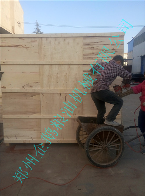 出口100型螺旋榨油機(jī)設(shè)備裝箱包裝中(圖3)