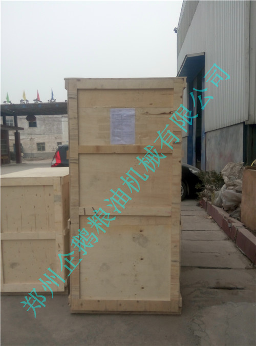 泰國(guó)客戶預(yù)定的小型榨油機(jī)今出廠到青島港(圖1) 泰國(guó)客戶預(yù)定的小型榨油機(jī)今出廠到青島港(圖1)