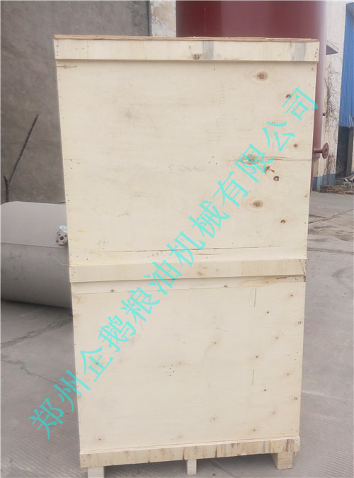 泰國(guó)客戶預(yù)定的小型榨油機(jī)今出廠到青島港(圖2) 泰國(guó)客戶預(yù)定的小型榨油機(jī)今出廠到青島港(圖2)